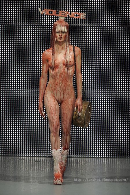 Голая модель на подиуме