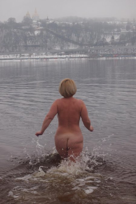 Голые купаются в проруби