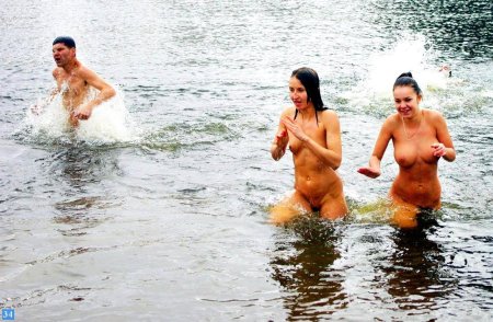 Купаются голышом