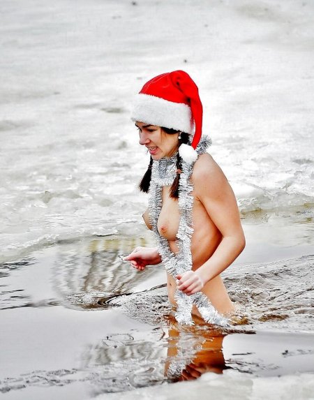 Голые женщины купаются в проруби