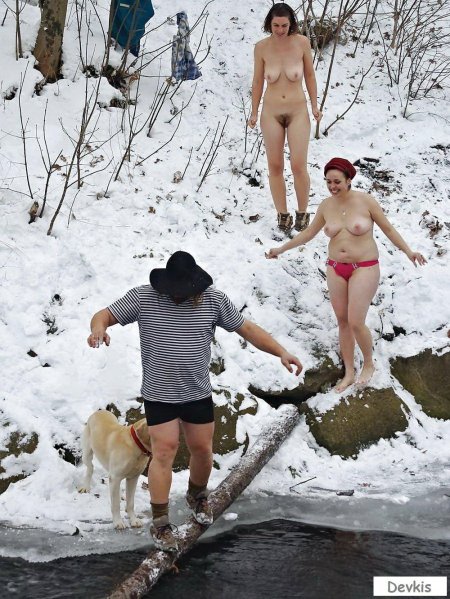 Голые девки купаются в проруби