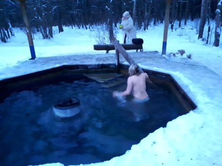 Голые женщины купаются в проруби