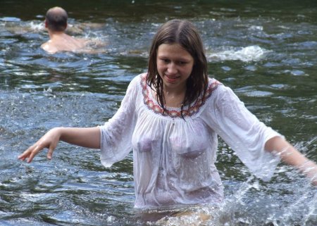 Купание в прозрачной сорочке