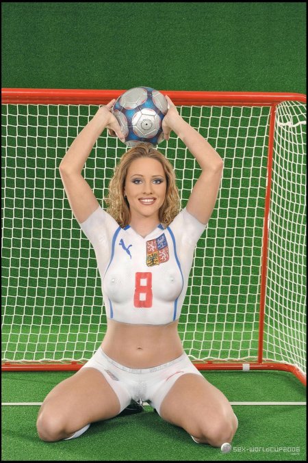 Голые футболистки бодиарт