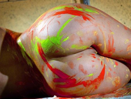 Голая в краске