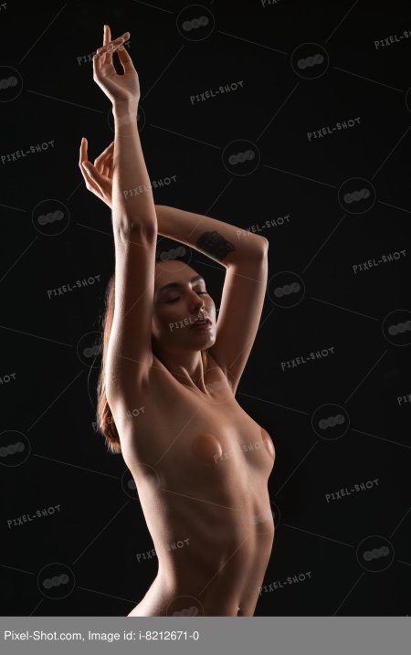 Голая девушка на черном фоне