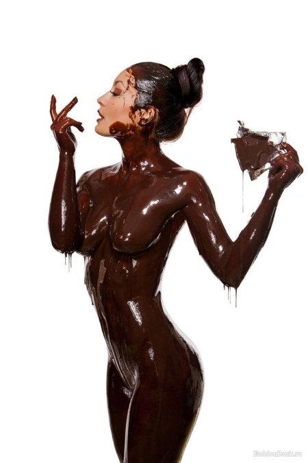Девушка обмазанная шоколадом