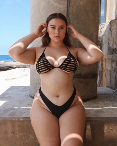 Пышная девушка