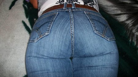 Женские попы в джинсах