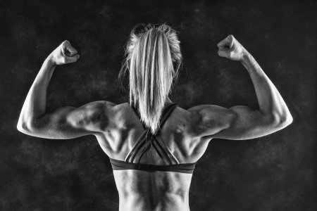 Накаченная спина девушки