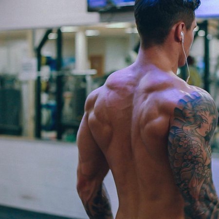 Мужская накаченная спина