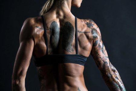 Накаченная женская спина