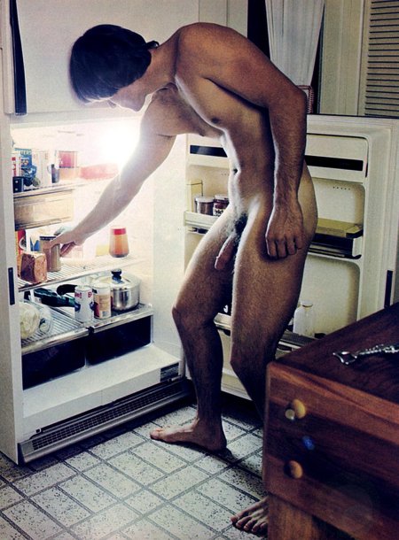 Голый мужчина в квартире