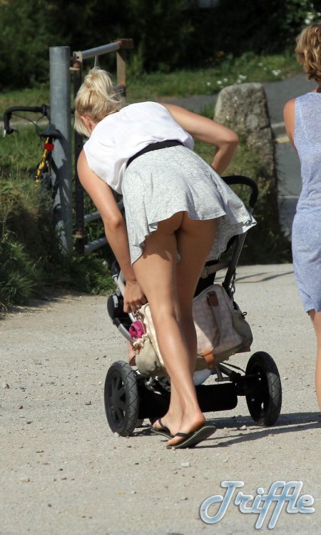 Под юбкой у молодых мамочек