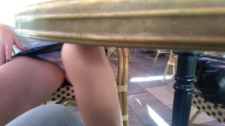 Под юбкой под столом