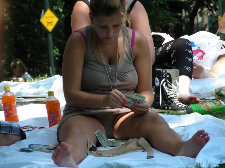 Случайно засветила трусики