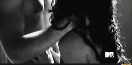 Страстный поцелуй