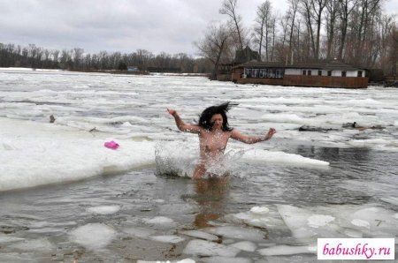 Купается голой в ледяной воде