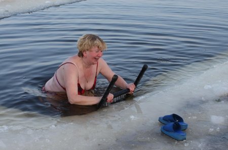 Девушки-моржихи в проруби