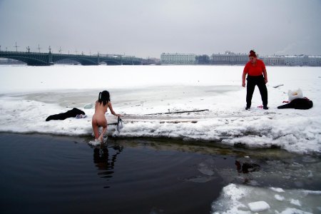 Петропавловская крепость моржи зимой