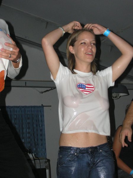 Конкурс мокрых футболок