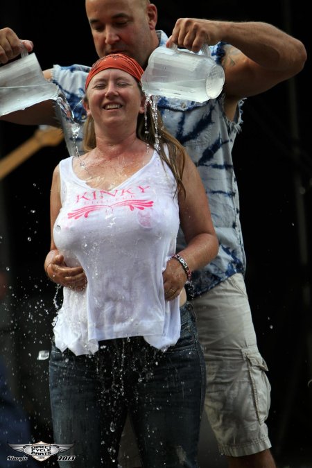 В мокрой майке