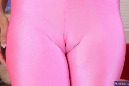 Лосины обтягивают вагину