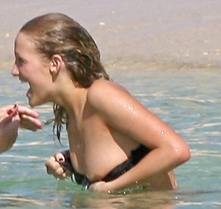 Случайно засветила грудь на пляже