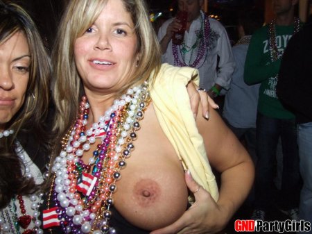 Женщина показала сиськи