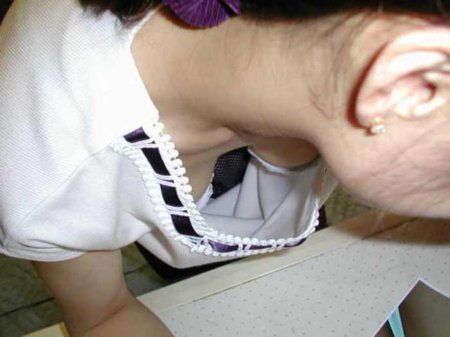 Школьница засветила грудь