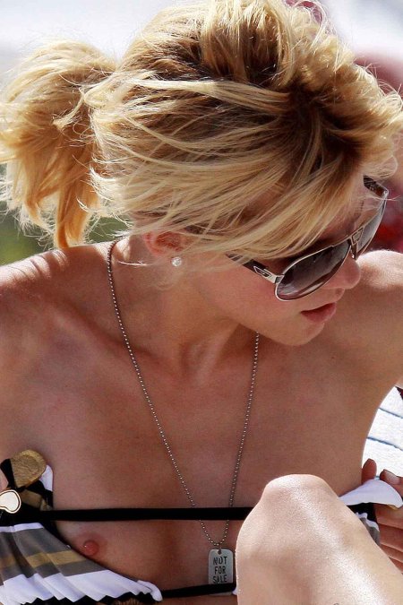 Случайно засветила грудь