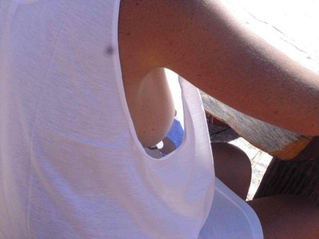 Случайно засветила сиськи