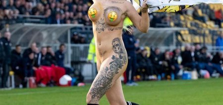 Голые девушки на футбольном поле