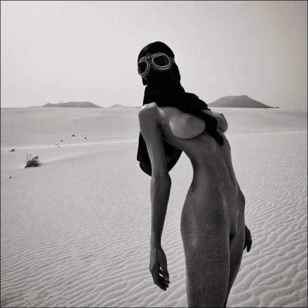 Девушка в пустыне