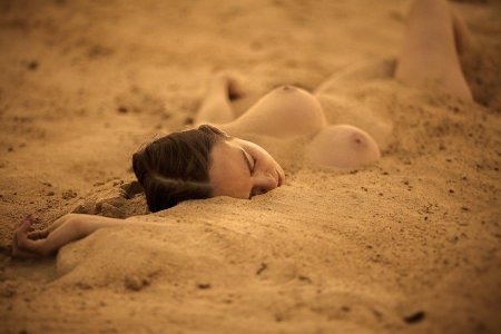 Девушка на песке