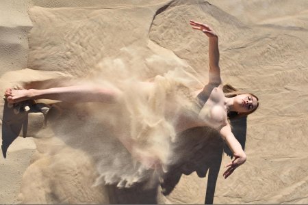 Девушка в пустыне