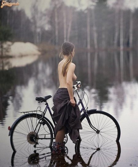 Голая женщина на велосипеде