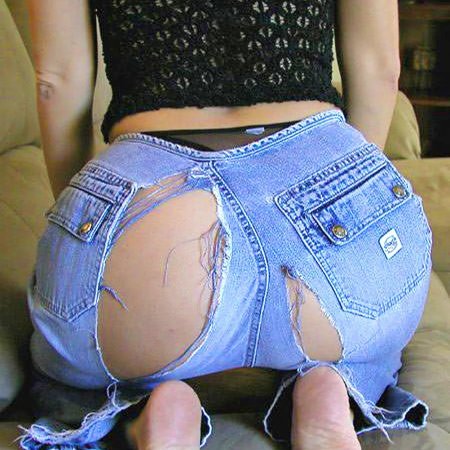 Рваные джинсы на попе