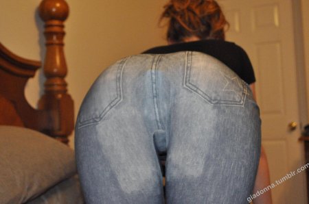 Сочная попка в джинсах