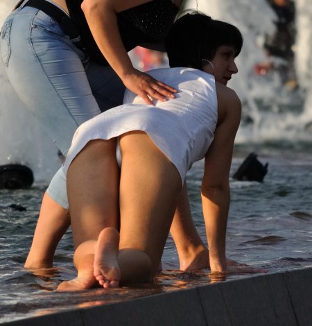 Случайное обнажение под юбкой