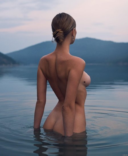 Девушка в озере
