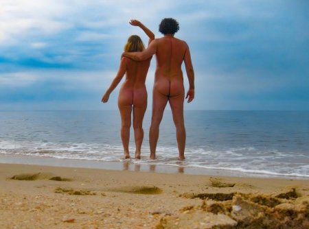 Голенькие на пляже с родителями