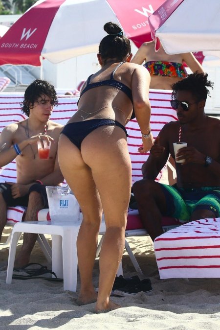 Кортни кардашьян задница