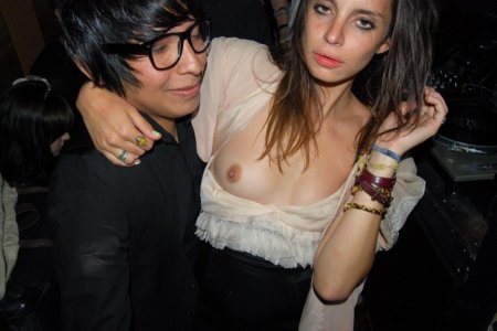 Засветила сиськами