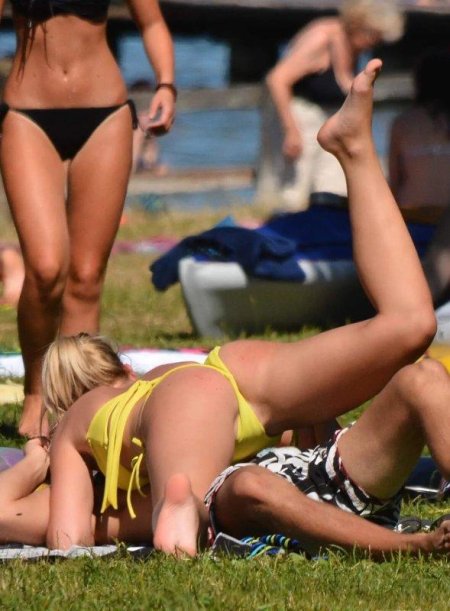 В купальниках на пляже