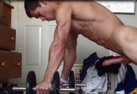 Голый мужчина отжимается
