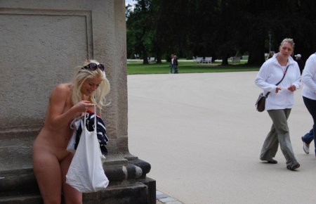 Гуляет голышом