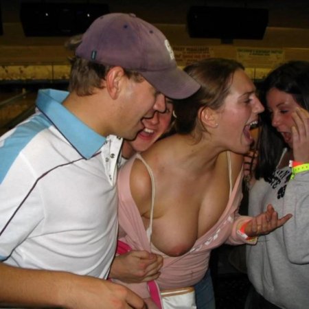 Подросток засветила сиськи