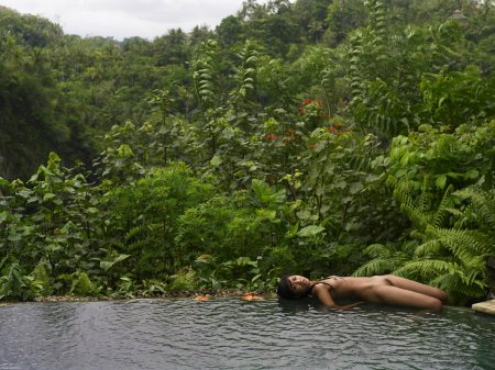 В мангровом лесу женщины индонезии ню