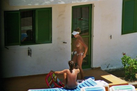 Загорает на балконе голышом